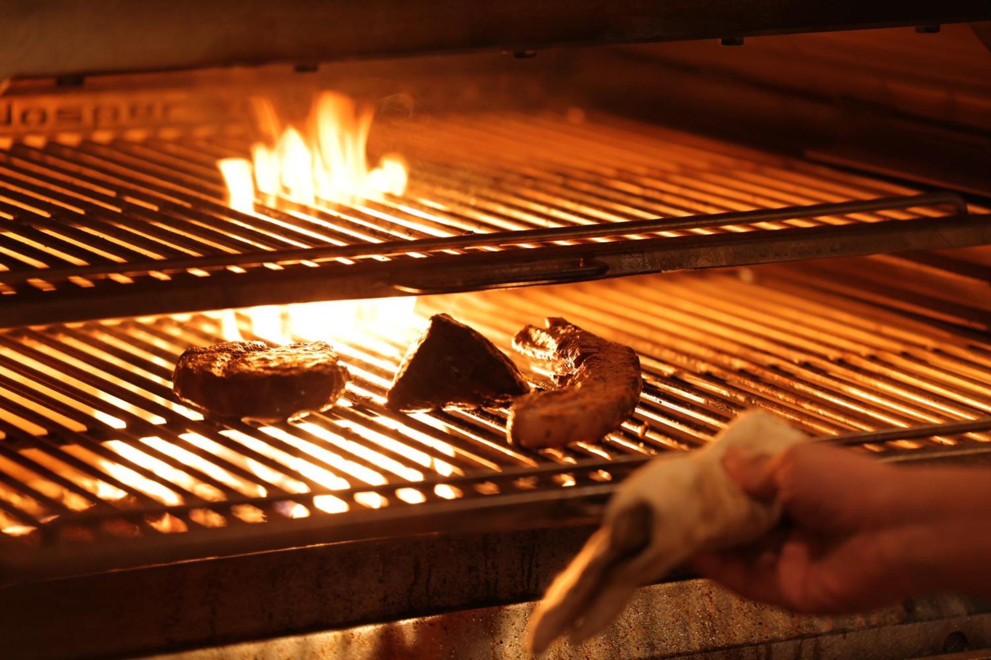 Nohga Hotel Kiyomizu קיוטו מראה חיצוני תמונה Cooking over a wood-burning grill
