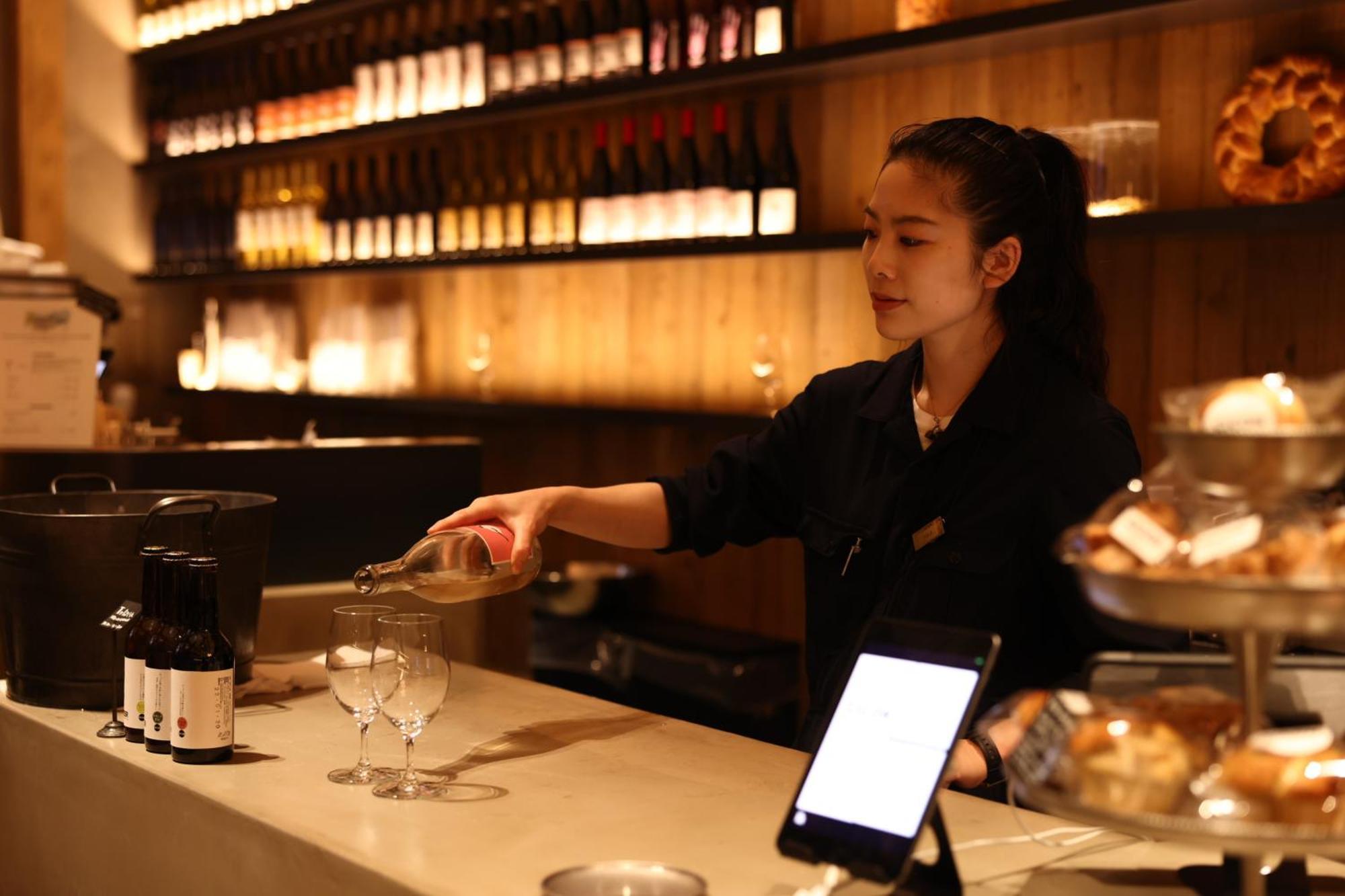 Nohga Hotel Kiyomizu קיוטו מראה חיצוני תמונה A waitress at work